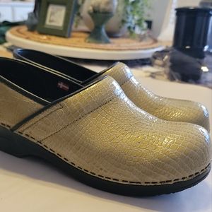 Sanita The original Danish nursing clogs yellow tan gold Reptile print